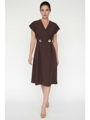Lafaba Kadın Kahverengi Kruvaze Yaka Aksesuar Detay Midi Davet Elbisesi