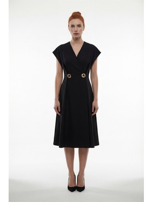 Lafaba Kadın Siyah Kruvaze Yaka Aksesuar Detay Midi Davet Elbisesi