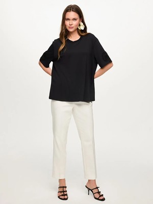 Faik Sönmez Kolları 3 Boyutlu Çiçek Aplike Detaylı Yuvarlak Yaka T-Shırt S26TSH067