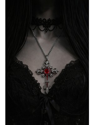 Herşey Nota Kırmızı Taş Detaylı Işlemeli Haç Kolye – Antik Gümüş Renk 60 cm Zincirli