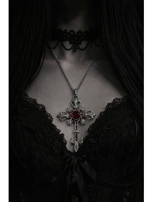 Herşey Nota Kırmızı Taş Detaylı Işlemeli Haç Kolye – Antik Gümüş Renk Zincirli