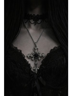 Herşey Nota Siyah Taş Detaylı Işlemeli Haç Kolye – Antik Gümüş Renk Zincirli Model