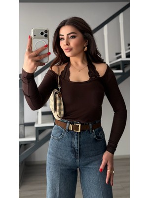 Elisin Acı Kahve Boyundan Dantelli Kayık Yaka Bluz
