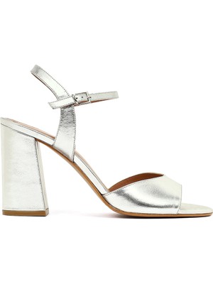 Derimod Kadın Gümüş Bilekten Tokalı Kalın Topuklu Metalik Deri Sandalet 26SFD161832