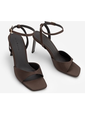 Marjin Kadın Küt Burun Bilekten Bağlamalı Topuklu Sandalet Vados Kahve Saten