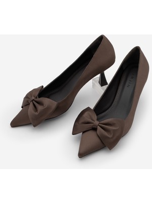 Marjin Kadın Sivri Burun Fiyonk Detaylı Stiletto Topuklu Ayakkabı Esilas Kahve Saten