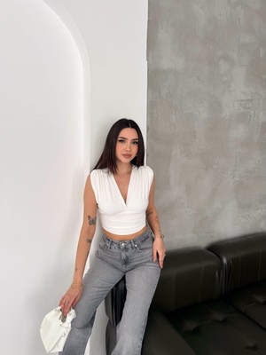Beyka Kolsuz Büzgülü Dekolteli Crop Bluz