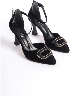 M&B COLLECT Kadın Siyah Süet Bilekten Bağlamalı Kare Tokalı Yanı Acık Kadeh Topuklu Ayakkabı