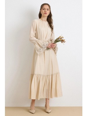 Olcay Fisto Detaylı Kolları Güpürlü Elbise Bej 9429-E