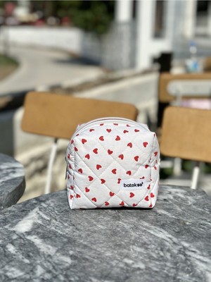 Özgürce Şık Kırmızı Kalp Desenli Mini Makyaj Çantası, Pratik ve Zarif Tasarım