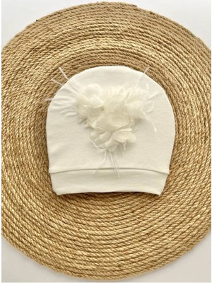 İrembaby Bebek Şapkası Beyaz Tüylü Çiçekli Süslü Şapka Lohusa - Hastane - Çekim