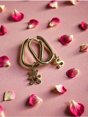 Amabel Jewelerys Sevgililer Günü Hediyesi Zirkon Ayıcık ve Harf Charmlı Oval Çelik Küpe (Ipli Bileklik Hediyeli)