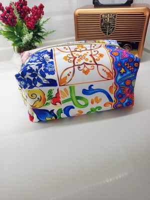 Özgürce Renkli ve Şık Çok Bölmeli Makyaj Çantası, Havalı ve Pratik Tasarım