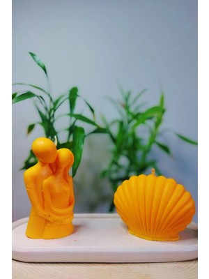 Bernami Dekoratif Pinterest Sarılan Çift ve Midye Detaylı Sunum Tabağı Içinde %100 Soya Wax Dekoratif Hediyelik 3'lü Mum Seti