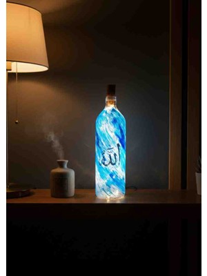 El Yapımı El Boyaması Işıklı Mavi Cam Şişe Üzeri Allah Lafzı – Dekoratif Islami Sanat Objesi