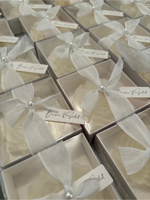 Bernami Dekoratif Pinterest 50 Adet Özel Isimlikli Şakayık Mum – Keten Kurdeleli, Inci Detaylı, Asetat Kutulu Hediyelik