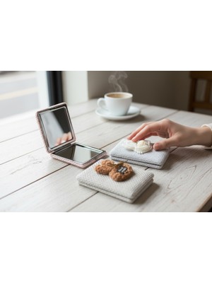 Özgürce Desenli Keten Dikdörtgen Cep Aynası, Şık ve Pratik Tasarım