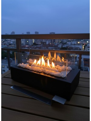 Özgürce Şık Metal Siyah Masaüstü Şömine, Sertifikalı Yakıt ve Dekoratif Taş Hediyeli