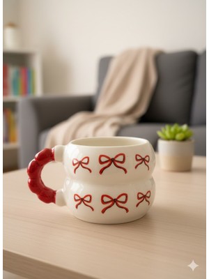 Palto Tasarım Kırmızı Kurdele Tasarımlı El Yapımı Krem Parlak Harmoni Kupa - El Işçiliği Hediyelik Kupa Bardak