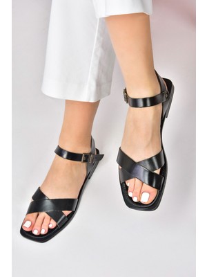 Fox Shoes Siyah Hakiki Deri Çapraz Bantlı Günlük Kadın Sandalet M291041503