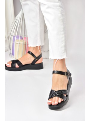 Fox Shoes Siyah Hakiki Deri Çapraz Bantlı Günlük Kadın Sandalet M291031503