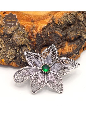 Midyat Nurtaş Gümüş Zümrüt Taşlı Lotus Model Oksitli Telkari Gümüş Kadın Broş 201025192