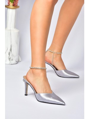Fox Shoes Gümüş Saten Kumaş Taş Tokalı Topuklu Ayakkabı M404010904
