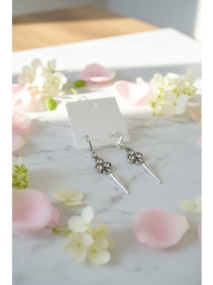 Moda Yaşar Işıltılı Sivri Uçlu Gümüş  Renkli Küpe