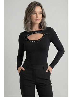 Kurun's Collection Dekolte Çevresi Inci Işlemeli Soft Kumaş Asimetrik Göğüs Pencereli Uzun Kol Bluz