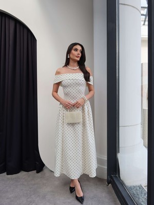 Esra Helvacı Puantiyeli Madonna Yaka Midi Elbise