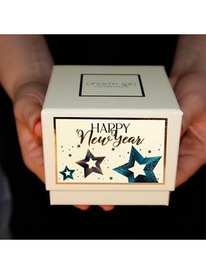 Skygo – Yılbaşı Hediyesi, Ahşap ve Baharatlı Sandal Kokulu, Doğal Biyo Balmum, 135 G Kokulu Mum, 40 Saat Yanma Süresi, Lüks Kutulu, Kadın ve Erkek Için Şık Yılbaşı Hediyesi