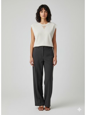 On Triko Yakası Aksesuarlı Bluz 70360