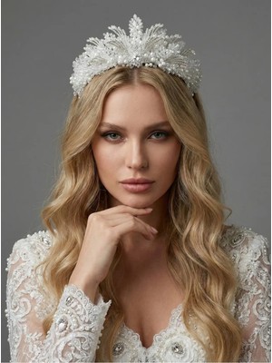 Magic Tiara Kristal ve Inci Detaylı Hacimli Gelin Tacı – Zarafetin Üç Boyutlu Hâli