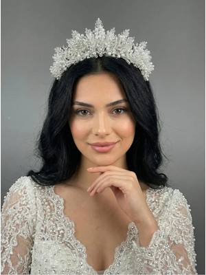 Magic Tiara Gösterişli Incili Gelin Tacı – 3D Kristal ve Inci Detaylı Işıltılı Taç