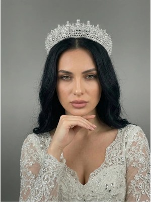 Magic Tiara Dantel Efekti Kristal Gelin Tacı – El Işçiliği Işıltılı Saç Aksesuarı