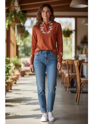 Doppa Uygur Motifli Hakim Yaka Uzun Kollu Kanaviçe İşlemeli Unisex Tişört – Badem Desenli Etnik Tasarım (Kiremit)