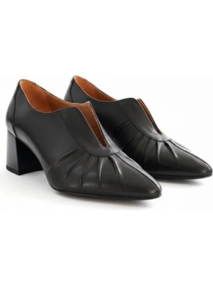Ne&Ve Shoes Siyah Deri Pilise Detaylı Kadın Kalın Topuklu Ayakkabı