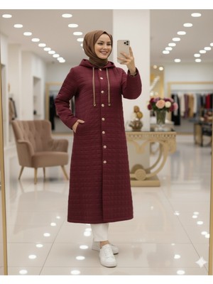 Modamorfo Kapşonlu Önü Düğmeli Zincir Detaylı Kapitone Kap -Bordo