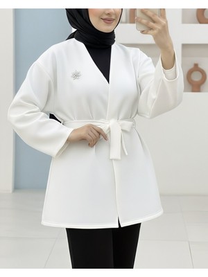 Modamorfo Broş Detaylı Beli Kuşaklı Scuba Ceket -Beyaz