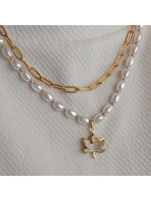 Lente Aksesuar Kararmaz Çelik Ataş Zincir ve Inci Dizme Zirkon Taşlı Çınar Yaprağı Kolye Kombini