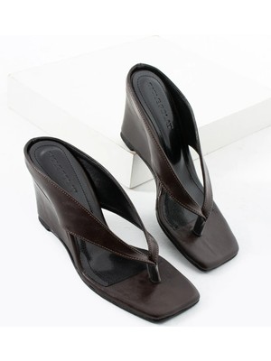 Dicle Polat Kadın Kahverengi Dolgu Topuk Terlik Parmak Arası Platform Yazlık Şık Model Eliza