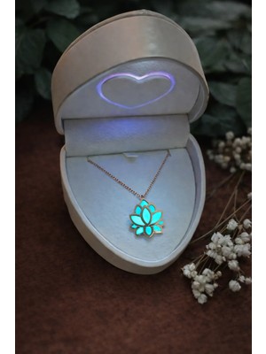 Soprano Gece Parlayan Lotus Kolye, Aşkın ve Umudun Sembolü