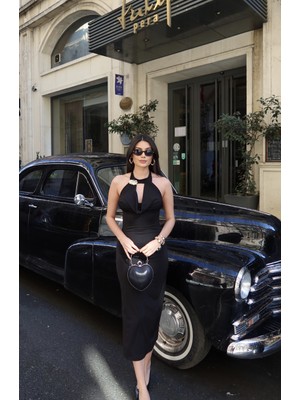 Kechi Woman Sandy Kumaş Aksesuarlı Elbise – Şıklık ve Konfor Bir Arada