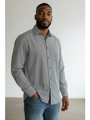 Zueofficial Siyah Beyaz Dikey Çizgili Krep Kumaş Uzun Kollu Rahat Kalıp Erkek Gömlek