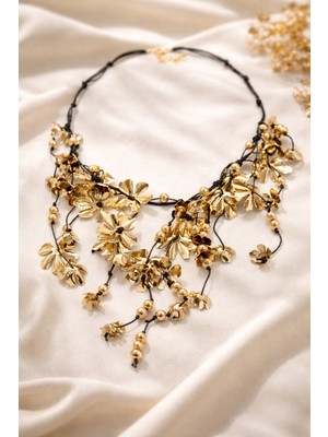 Ares 01 Store ✨ Sallantılı Çiçek Figürlü Altın Detaylı Siyah Ipli Gösterişli Kolye ✨
