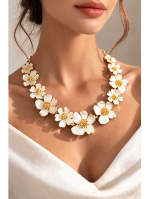 Ares 01 Store ✨ Çiçek Figürlü Beyaz Mineli Altın Detaylı Zarif Kolye ✨