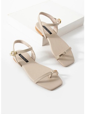 Dicle Polat Kadın Bej Cilt Parmak Arası Bilekten Bağlı Şık Düz Sandalet Velmor