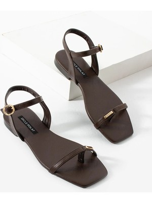 Dicle Polat Kadın Kahverengi Cilt Parmak Arası Bilekten Bağlı Şık Düz Sandalet Velmor