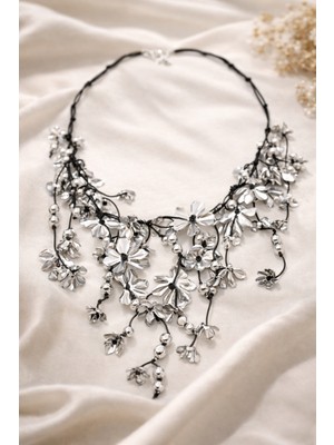 Ares 01 Store ✨ Sallantılı Çiçek Figürlü Gümüş Detaylı Siyah Ipli Gösterişli Kolye ✨