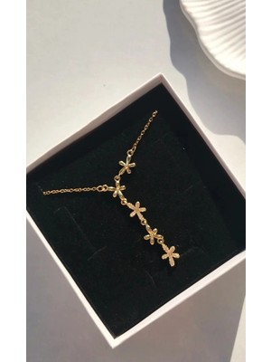 Gold Renkli Çiçek Detaylı Çelik Kolye